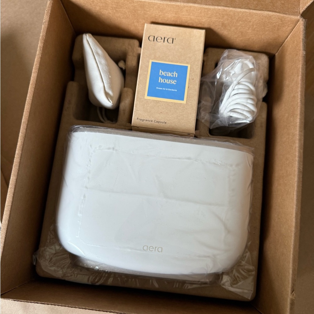 Aera essential oil diffuser plus 1 scent